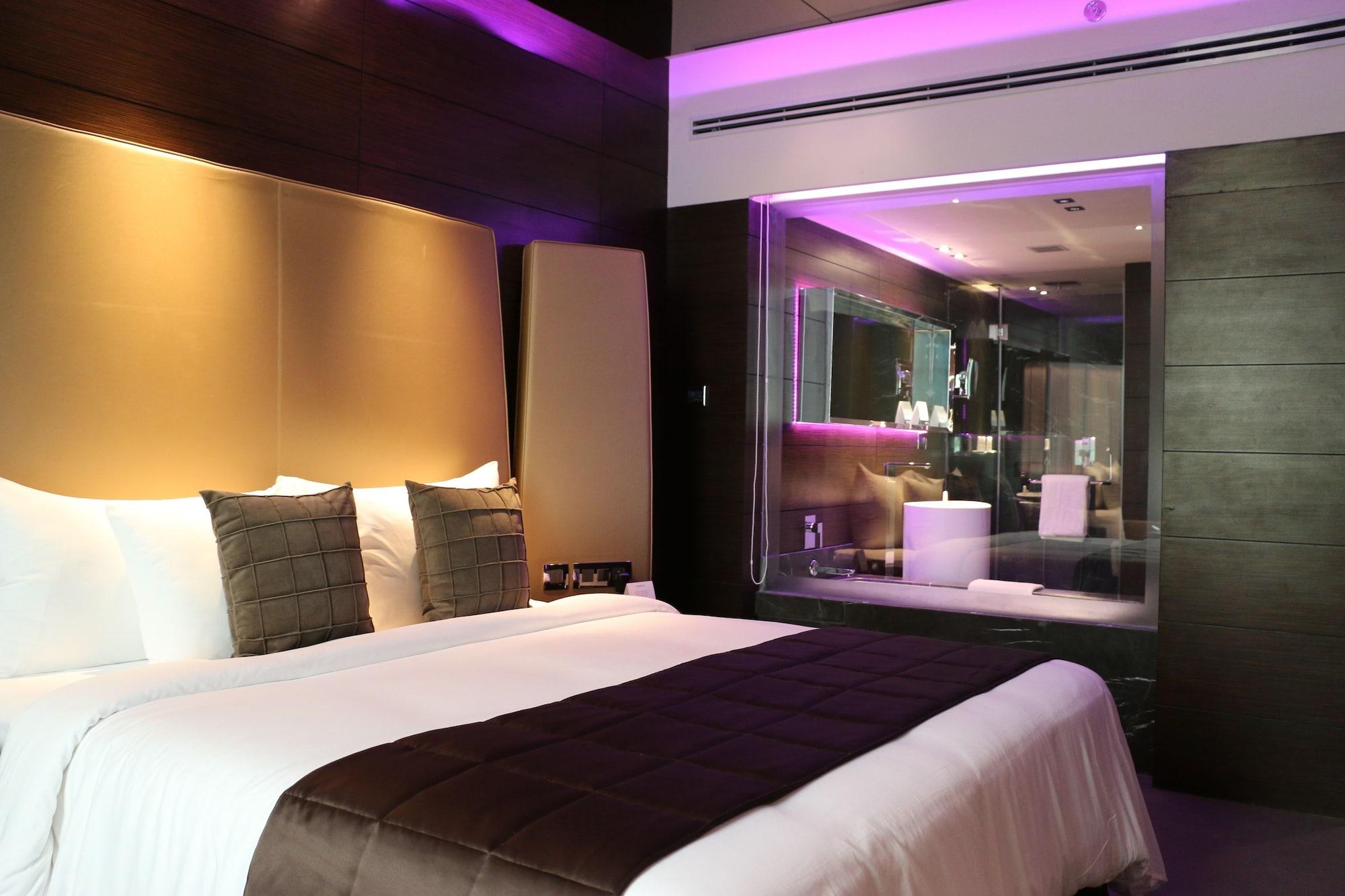 מלון Radisson Blu Atria Bengaluru מראה חיצוני תמונה A room at the Mira Hong Kong