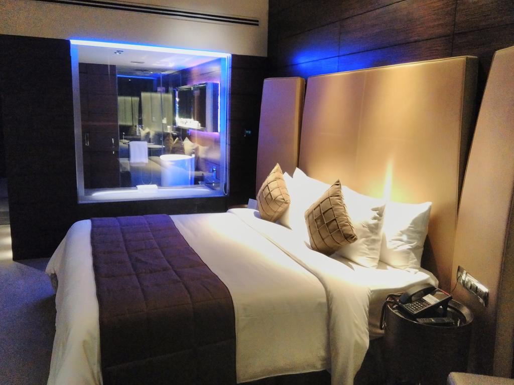 מלון Radisson Blu Atria Bengaluru מראה חיצוני תמונה A room at the hotel