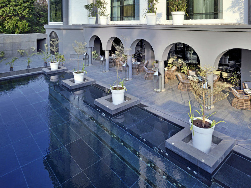 מלון Radisson Blu Atria Bengaluru מראה חיצוני תמונה The pool at the home of Michael and Diane Rockefeller
