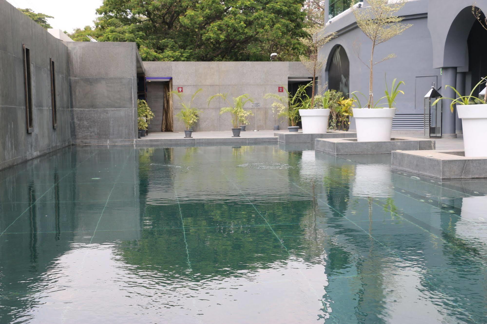 מלון Radisson Blu Atria Bengaluru מראה חיצוני תמונה The swimming pool at the hotel