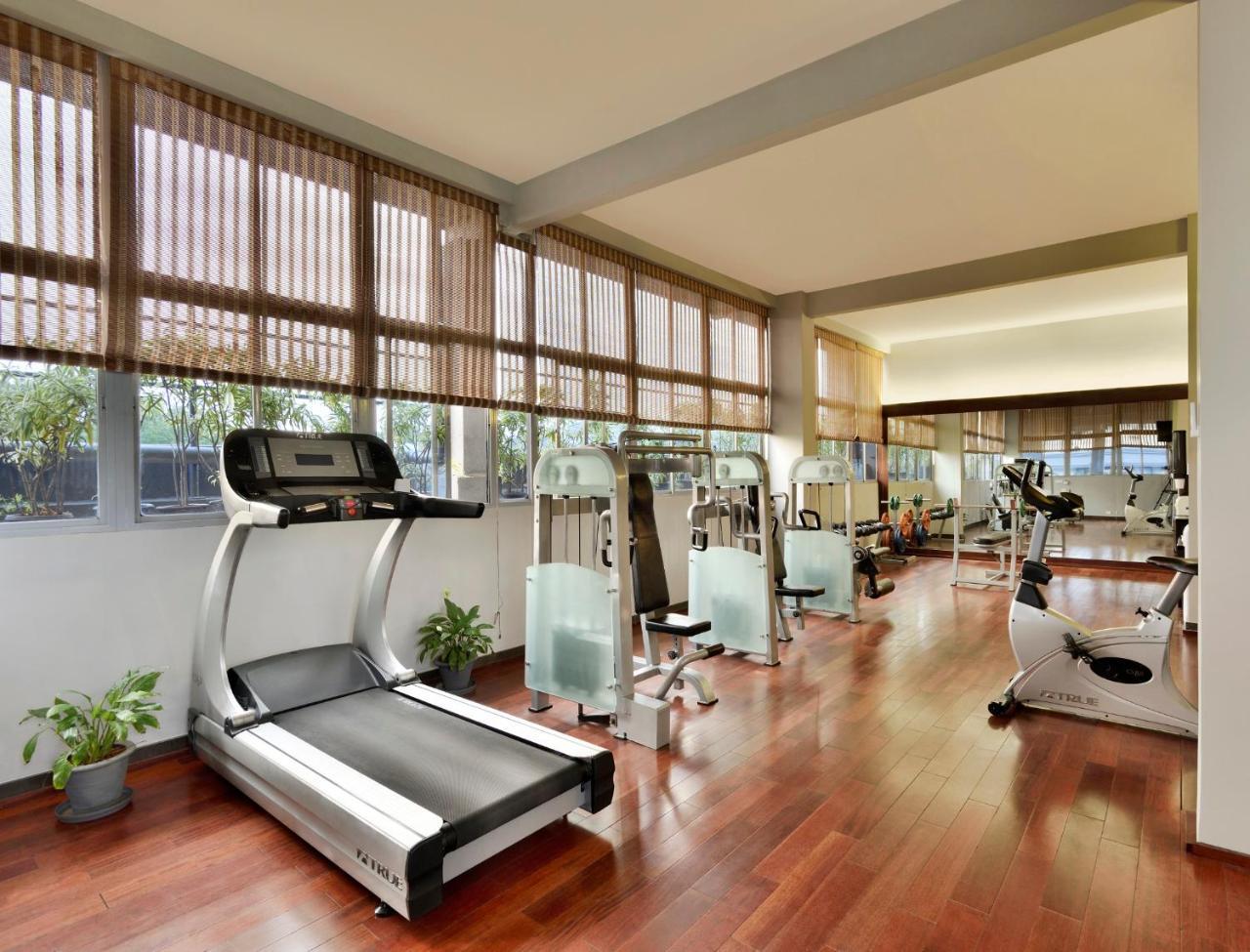 מלון Radisson Blu Atria Bengaluru מראה חיצוני תמונה The gym at the hotel