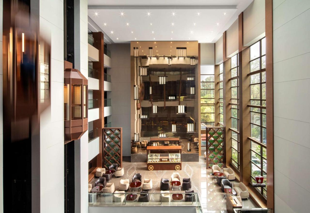 מלון Radisson Blu Atria Bengaluru מראה חיצוני תמונה The lobby of the hotel