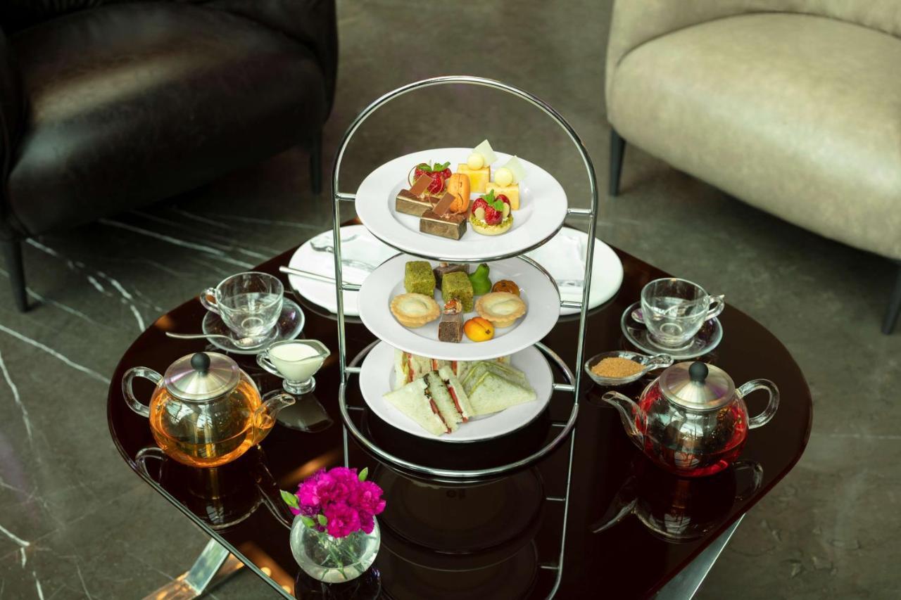 מלון Radisson Blu Atria Bengaluru מראה חיצוני תמונה Afternoon tea at the InterContinental Hotel, London